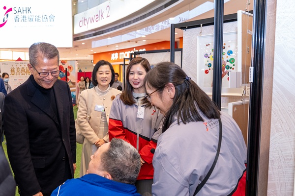 圖七: 展能藝術家向陳茂波司長介紹參展作品。